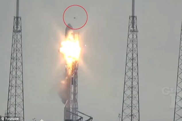 Người ngoài hành tinh "bức tử" tên lửa Falcon 9 trên bệ phóng?
