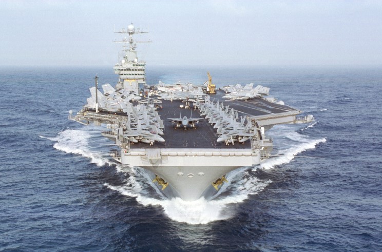 Cuộc "vượt cạn" lạ lùng trên tàu sân bay USS Dwight D. Eisenhower