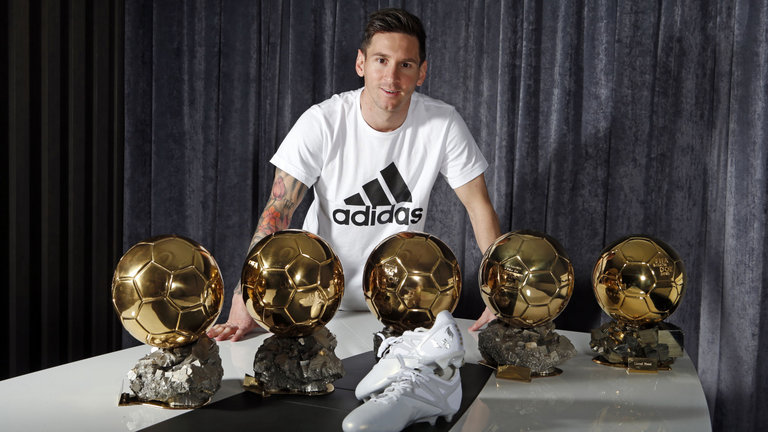 Messi với bộ sưu tập 5 Quả bóng vàng (4 FIFA và 1 châu Âu)
