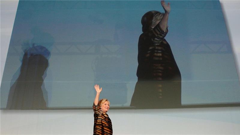 
B&agrave; Clinton trở lại chiến dịch chạy đua v&agrave;o Nh&agrave; Trắng trong &acirc;m thanh của b&agrave;i h&aacute;t kinh điển &ldquo;I Feel Good&rdquo;. Ảnh: Reuters
