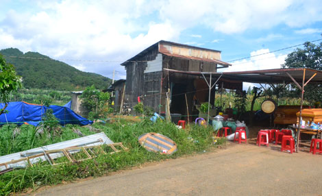 
Căn nh&agrave; của c&aacute;c nạn nh&acirc;n v&agrave; vị tr&iacute; ch&ocirc;n x&aacute;c chị Đ&agrave;o.

 
