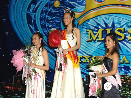 Trương Hồ Phương Nga khi đăng quang Hoa hậu thế giới người Việt tại Nga năm 2007.