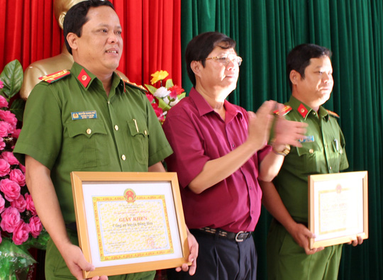 
Khen thưởng C&ocirc;ng an huyện Đ&ocirc;ng H&ograve;a v&igrave; th&agrave;nh t&iacute;ch ph&aacute; &aacute;n nhanh
