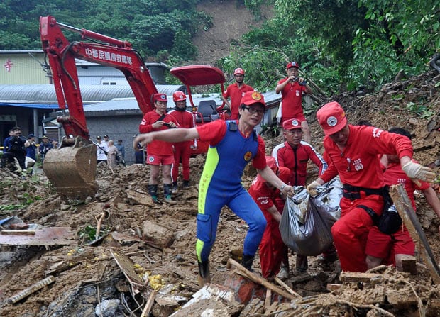 
B&atilde;o Megi g&acirc;y ra lở đất ch&ocirc;n v&ugrave;i một ng&ocirc;i ch&ugrave;a ở hạt Yilan. Ảnh: AP
