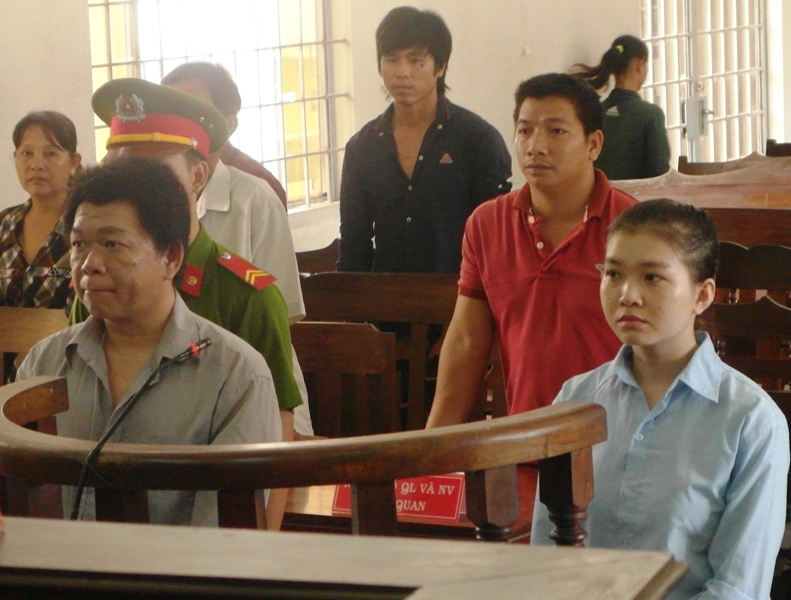 Nguyễn Kim Ng&acirc;n v&agrave; Kim Eng Hoe tại phi&ecirc;n to&agrave; sơ thẩm mới đ&acirc;y.