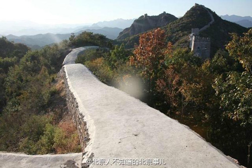 Tiểu Hà Khẩu, con đường 700 tuổi dài 8 km đi qua địa phận tỉnh Liêu Ninh mới đây khiến nhiều người Trung Quốc phẫn nộ. Điều này xuất phát từ việc bức tường thành đổ nát bị thay thế bằng con đường bê tông gồ ghề và thô kệch. Ảnh: News.