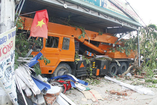 
Xe cẩu nằm trọng trong cửa h&agrave;ng điện d&acirc;n dụng (cũng l&agrave; nh&agrave; d&acirc;n) tr&ecirc;n mặt tiền quốc lộ 13
