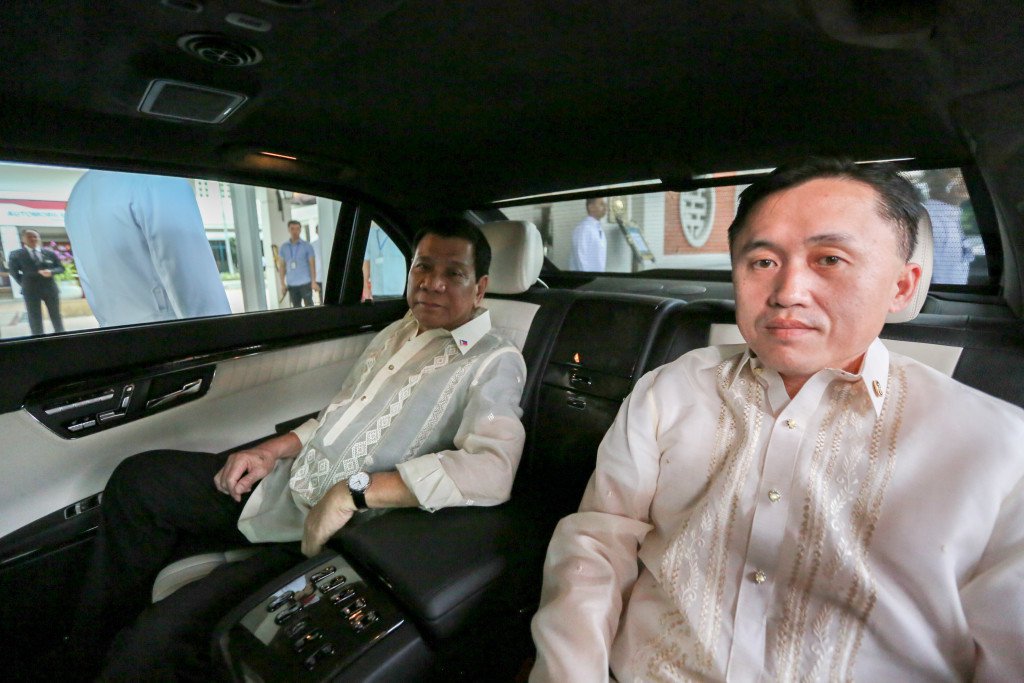
Tổng thống Rodrigo Duterte trong xe c&ugrave;ng Trợ l&yacute; đặc biệt Christopher Lawrence trong chuyến thăm Việt Nam. Ảnh: Inquirer
