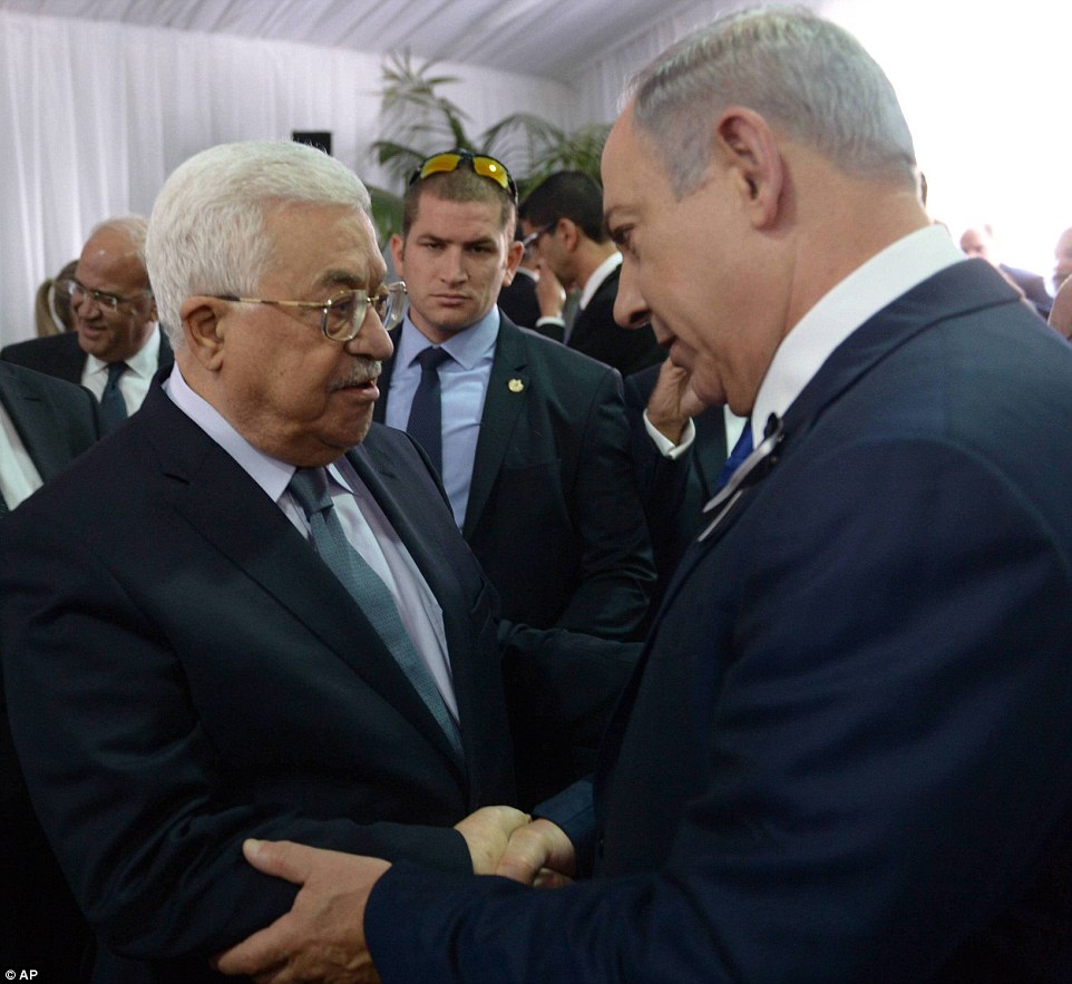 Cái bắt tay lịch sử trong lễ tang ông Shimon Peres