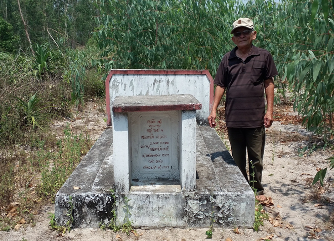 
Cụ Thiển b&ecirc;n mộ thứ phi vua Quang Trung.
