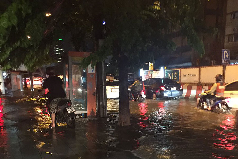 Đường Phahon Yothin gần giao lộ Kaset cũng ngập nước