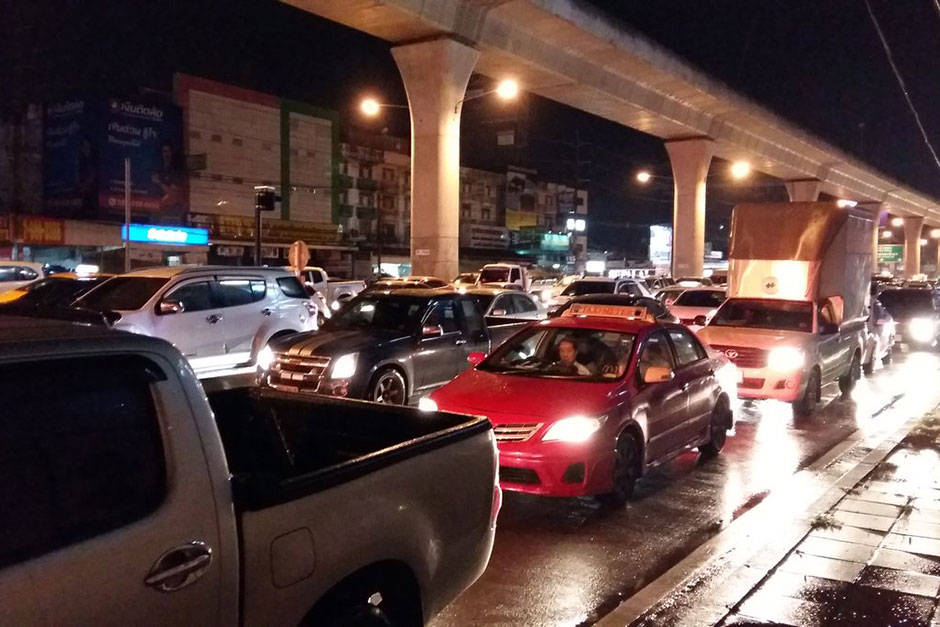 ...và đường Rattanathibhet chung số phận kẹt xe