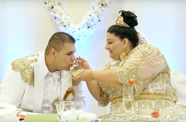 Choáng với đám cưới ngập tiền, vàng của cô dâu tuổi teen