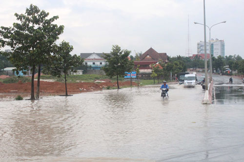 Khu vực nạn nhân được cứu vớt sáng 8-10 nước tràn suối, ngập khỏi mặt đường.