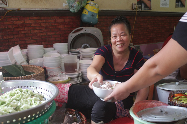 B&agrave; Thảo cho rằng t&iacute;nh c&aacute;ch của b&agrave; n&oacute;ng nảy lại gặp nhiều kh&aacute;ch c&oacute; những đ&ograve;i hỏi tr&ecirc;n trời n&ecirc;n mới n&oacute;i những c&acirc;u c&oacute; phần kh&oacute; nghe
