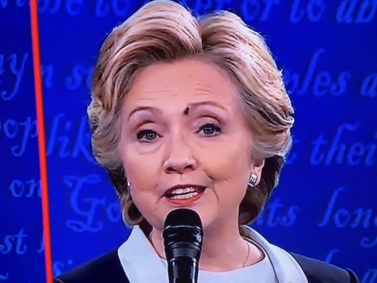 Xôn xao chuyện ruồi đậu mặt bà Clinton lúc tranh luận