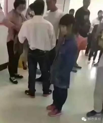 
B&eacute; g&aacute;i tại bệnh viện. Ảnh: Sina

