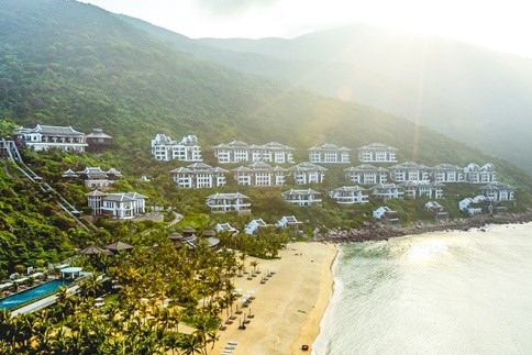 InterContinental Danang Sun Peninsula Resort tọa lạc tại Bãi Bắc, bán đảo Sơn Trà, Đà Nẵng.