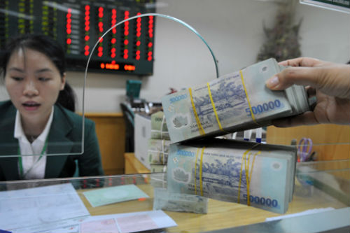 Một số ng&acirc;n h&agrave;ng lớn đ&atilde; giảm l&atilde;i suất huy động ở kỳ hạn ngắn.