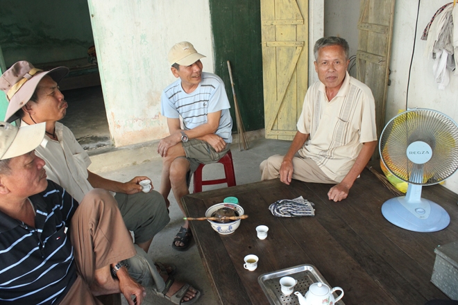 
&Ocirc;ng Tiện (ngo&agrave;i c&ugrave;ng b&ecirc;n phải) kể lại k&iacute; ức săn hung thần.
