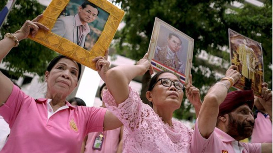 
Quốc vương Bhumibol Adulyadej rất được người d&acirc;n t&ocirc;n k&iacute;nh. Ảnh: Reuters
