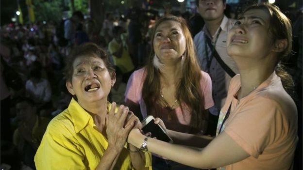 Người dân Thái Lan rơi lệ khi biết tin Quốc vương Bhumibol Adulyadej băng hà. Ảnh: AP