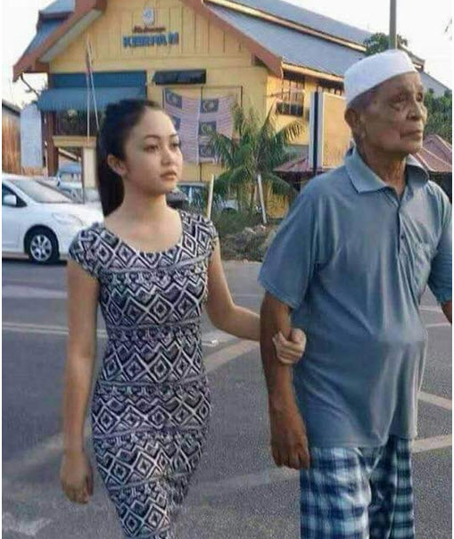 
Cặp đ&ocirc;i &ldquo;&ocirc;ng ch&aacute;u&rdquo; dắt tay nhau đi tr&ecirc;n đường trước sự b&agrave;n t&aacute;n kh&ocirc;ng ngớt của những người xung quanh.
