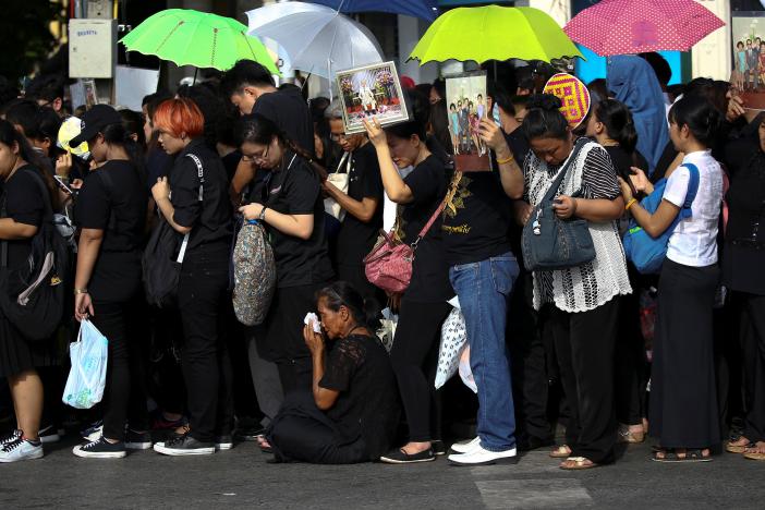 
D&ograve;ng người xếp h&agrave;ng b&ecirc;n ngo&agrave;i ho&agrave;ng cung bất chấp nắng n&oacute;ng. Ảnh: Reuters
