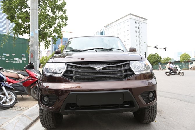 
Chiếc xe UAZ Pick up đầu ti&ecirc;n đ&atilde; về Việt Nam v&agrave; đang được trưng b&agrave;y tại một showroom ở H&agrave; Nội.

