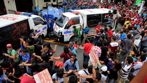 Xô xát giữa cảnh sát và người biểu tình. Ảnh: Reuters
