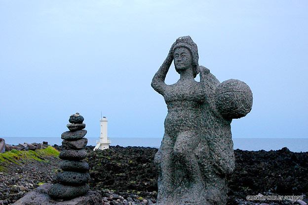 
Bức tượng tr&ecirc;n đảo Jeju để t&ocirc;n vinh c&aacute;c Haenyo. Ảnh: CNN
