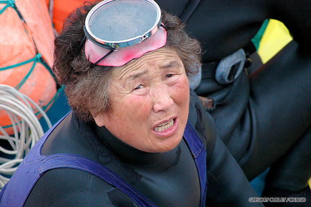 
B&agrave; Hyeon Jeong-soon, 67 tuổi - một Haenyo nhiều kinh nghiệm. Ảnh: CNN
