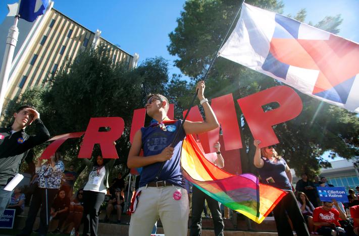 Người ủng hộ ông Trump tập trung tại Las Vegas trước cuộc tranh luận. Ảnh: Reuters