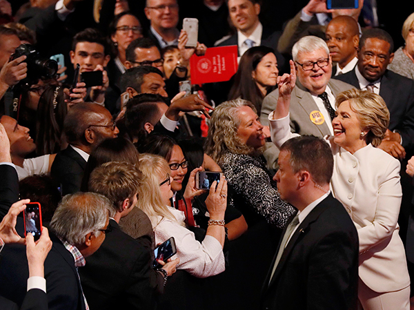 Bà Clinton sau cuộc tranh luận. Ảnh: Reuters