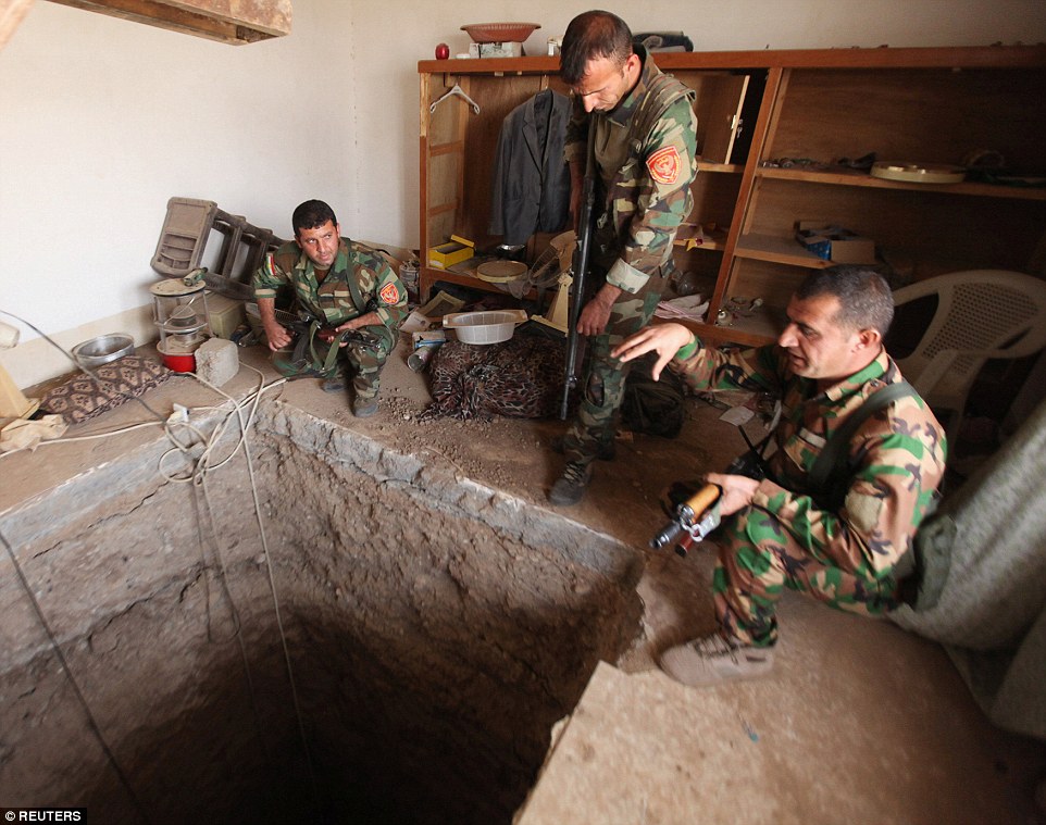 Lực lượng người Kurd phát hiện đường hầm bên ngoài TP Mosul. Ảnh: Reuters