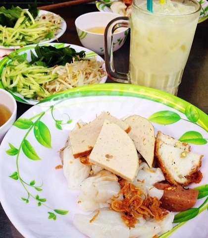 Đĩa b&aacute;nh cuốn kiểu Nam, c&oacute; chả, b&aacute;nh t&ocirc;m v&agrave; nem. Ảnh: Minh Đỗ.