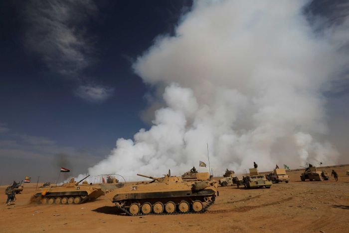 Khói độc bốc lên trời sau khi IS đốt một nhà máy sulfur ở phía Nam Mosul. Ảnh: Reuters