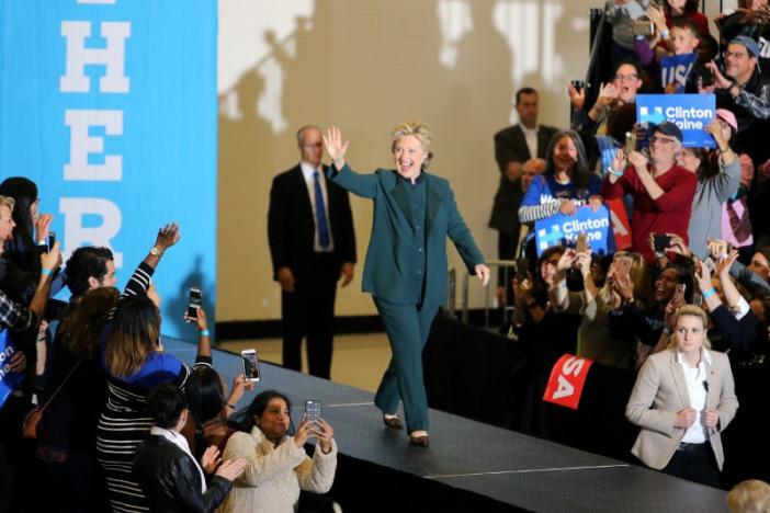 
B&agrave; Clinton đi vận động ở bang Ohio tối 21-10. Ảnh: Reuters

