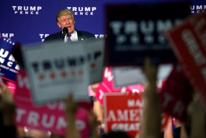 
&Ocirc;ng Trump tại bang Bắc Carolina tối 21-10. Ảnh: Reuters
