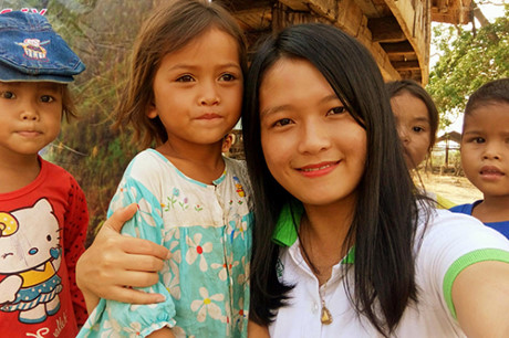 
Nữ sinh vi&ecirc;n Đặng Thị Thu Hương bị nạn khi đang đi t&igrave;nh nguyện gi&uacute;p nh&acirc;n d&acirc;n v&ugrave;ng lũ - Ảnh: Facebook
