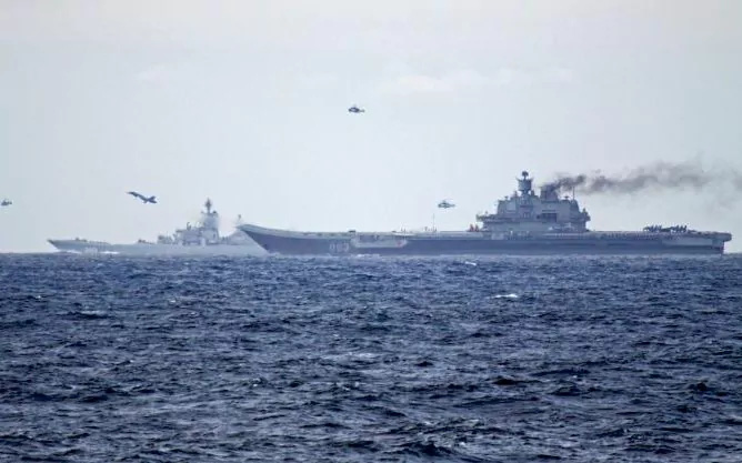 Tàu sân bay Đô đốc Kuznetsov và tàu chiến Peter the Great của Nga hồi tuần trước. Ảnh: NORWEGIAN NAVY