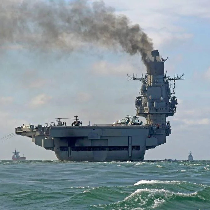 Tàu sân bay Đô đốc Kuznetsov của Nga đi qua Eo biển English. Ảnh: EPA