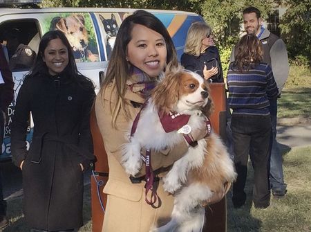 Bệnh viện đã đồng ý bồi thường cho Nina Pham. Ảnh: Reuters