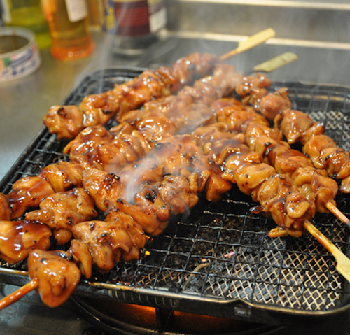 
Yakitori, Nhật Bản: Yakitori l&agrave; m&oacute;n ăn đường phố phổ biến ở Nhật Bản. Thịt g&agrave; được xi&ecirc;n v&agrave;o que tre, nướng tr&ecirc;n than hồng, thường ăn c&ugrave;ng với l&uacute;c nh&acirc;m nhi rượu. Ngo&agrave;i thịt g&agrave;, yakitori c&ograve;n được chế biến từ nội tạng g&agrave;.
