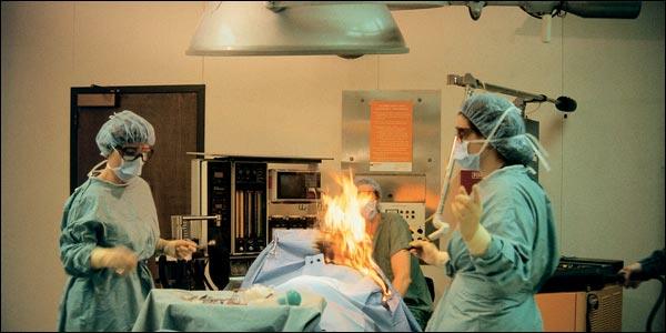 Bệnh nhân cháy nửa người vì … trung tiện trên bàn mổ