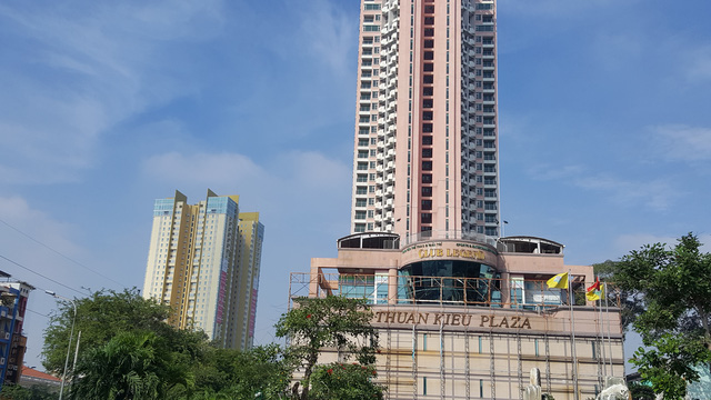 To&agrave;n bộ bảng quảng c&aacute;o, th&ocirc;ng tin cho thu&ecirc; mặt bằng đ&atilde; được th&aacute;o dỡ. Đối diện Thuận Kiều Plaza l&agrave; dự &aacute;n Golden Plaza cũng cho ch&iacute;nh Vạn Thịnh Ph&aacute;t đầu tư.