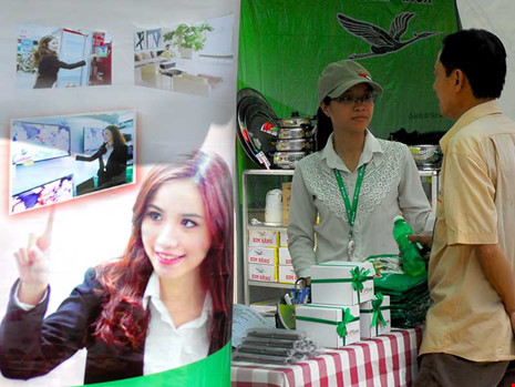 Người dân tìm thông tin vay tiêu dùng tại một quầy ngân hàng trong hội chợ ở TP HCM. Ảnh: HTD