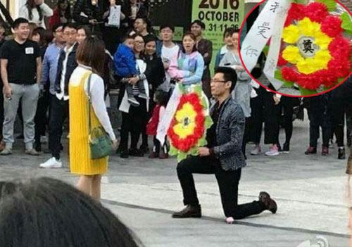 Chàng trai mang "vòng hoa tang" đi tỏ tình bạn gái