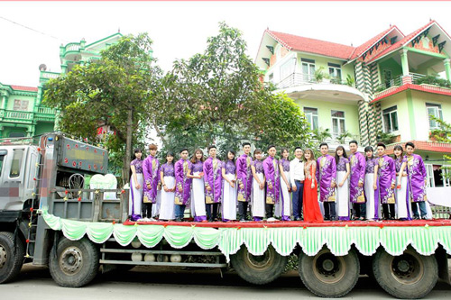 Dàn bê tráp đứng chiễm chệ trên xe phọc (ảnh: Phú Thái)
