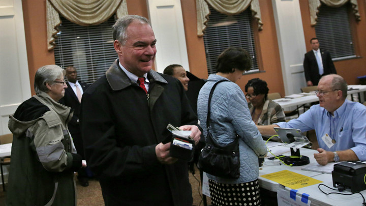 Ứng cử viên phó tổng thống Mỹ của đảng Dân chủ Tim Kaine bỏ phiếu tại bang Virginia. Ảnh: Reuters